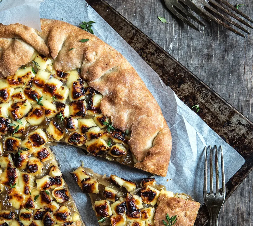 Juustoleipä-sipuligalette uunipellillä tarjoiltavaksi.