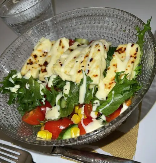 Paahdettua kikhernettä sekä juustoleipää salaatissa.